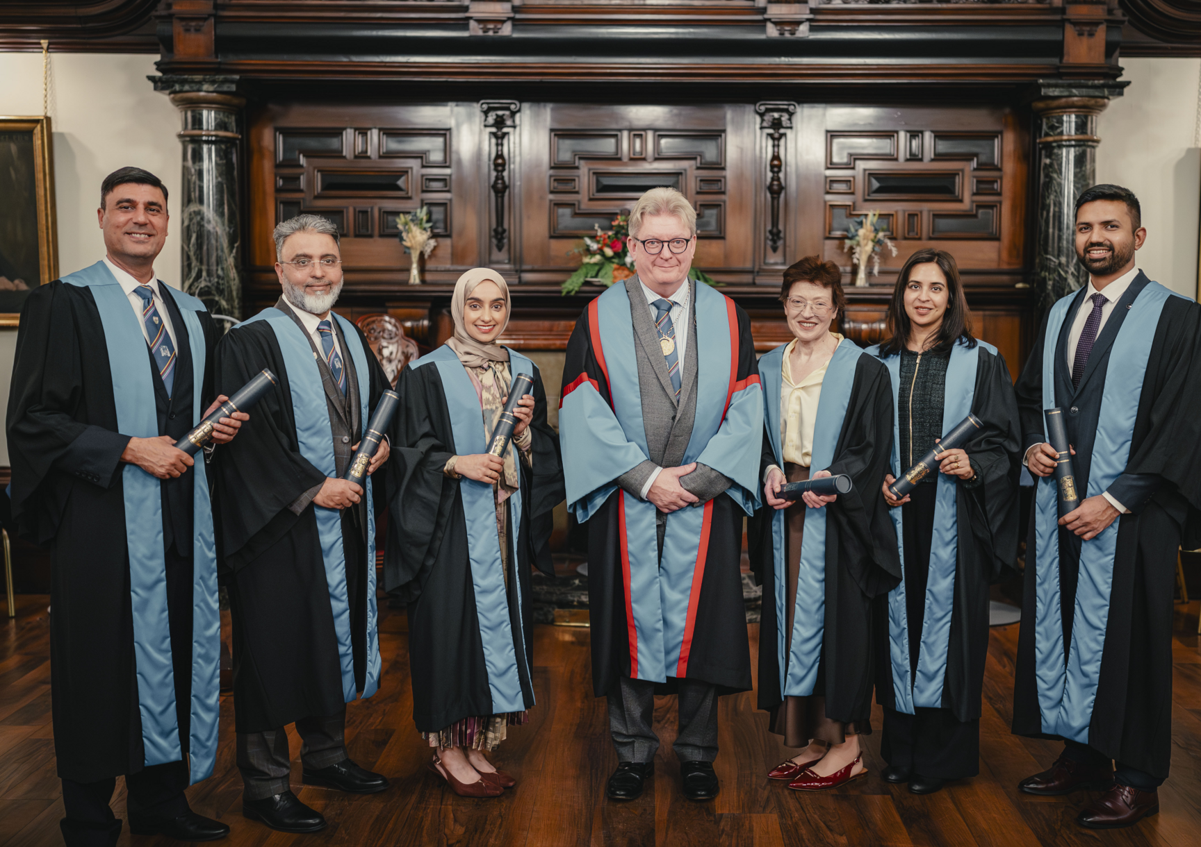 members of the travel medicine diploma in a group picture with the Dean of the faculty
